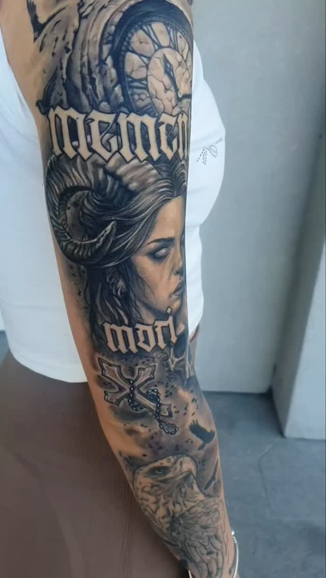 Tatuaż rękawa z portretem kobiety, baranem i napisem memento mori