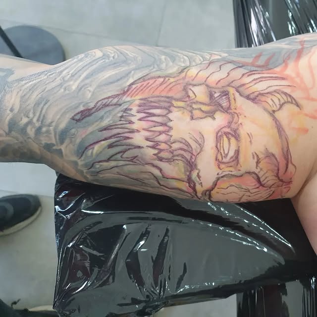 Szkic dużego portretu wykonany freehand bezpośrednio na skórze
