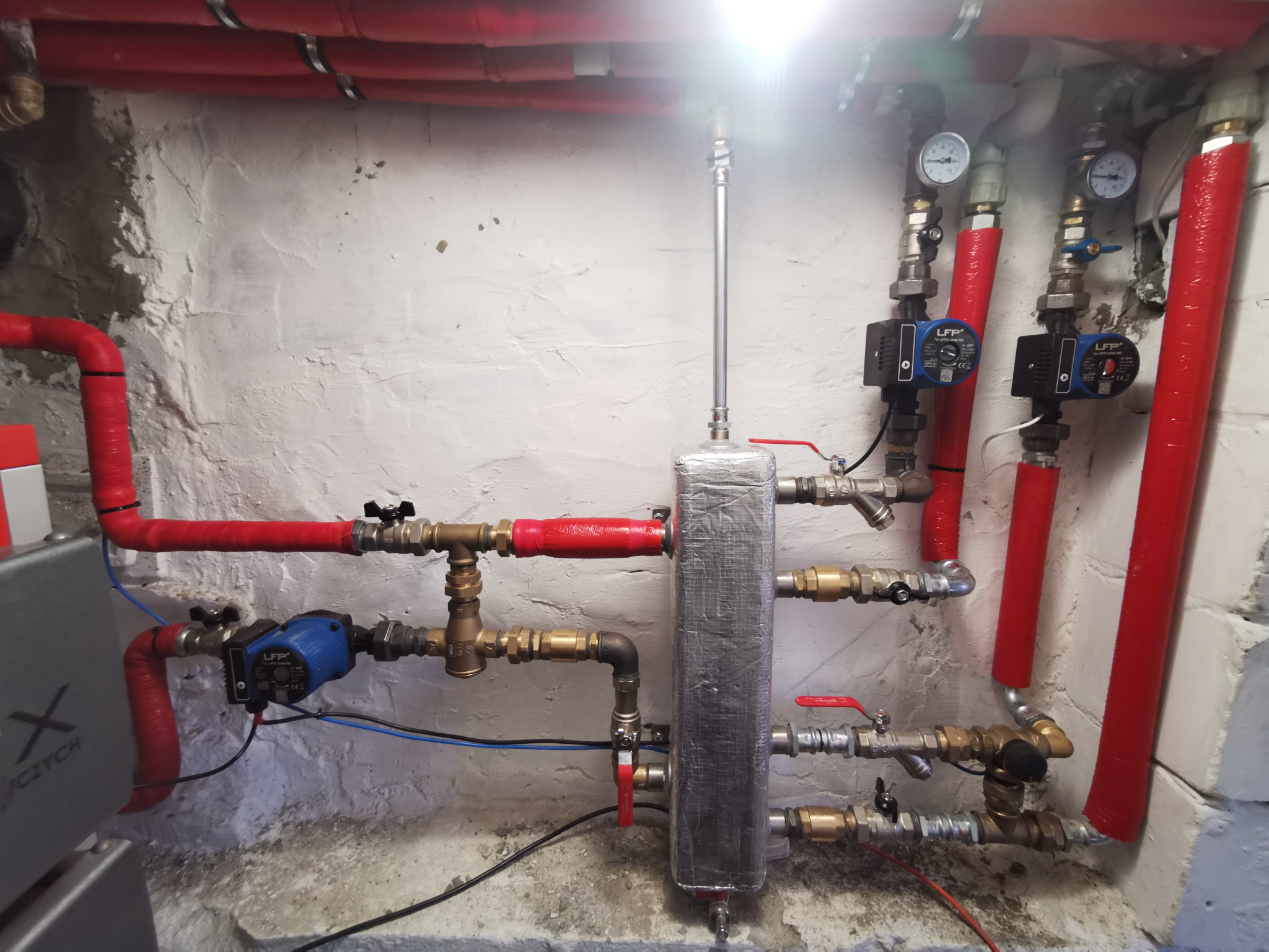 Zaizolowane przewody i armatura w instalacji centralnego ogrzewania